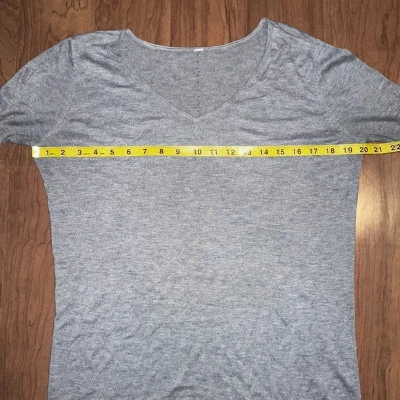 LULULEMON Bulux Lightweight V Neck Sweater Grey Thumb Holes Medium - Picture 6 of 6